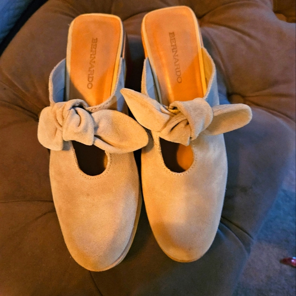 Bernardo Women's Tan Suede Mules
